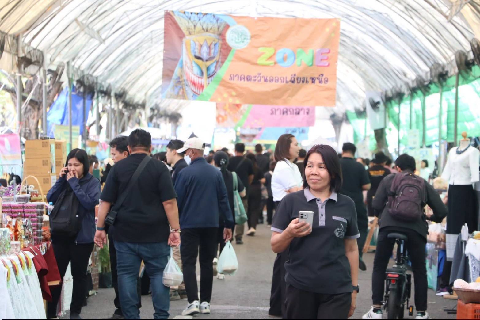 title - รัฐมนตรีว่าการกระทรวงเกษตรและสหกรณ์ พร้อมด้วยคณะผู้บริหาร ส.ป.ก. เข้าเยี่ยมชมโซนกิจกรรมฝึกอาชีพ Workshop งานศิลปหัตถกรรม (ศพส.) กิจกรรมจัดขึ้นภายใต้งาน วันคล้ายวันสถาปนาครบรอบ 51 ปี ส.ป.ก. ณ สำนักงานการปฏิรูปที่ดินเพื่อเกษตรกรรม